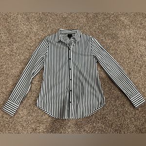 Size XS Woman’s Worthington button down.  Grey and White new w/tags